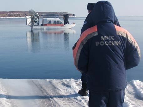 Под Хабаровском машина с рыбаками ушла под лед: утонули двое, один спасся