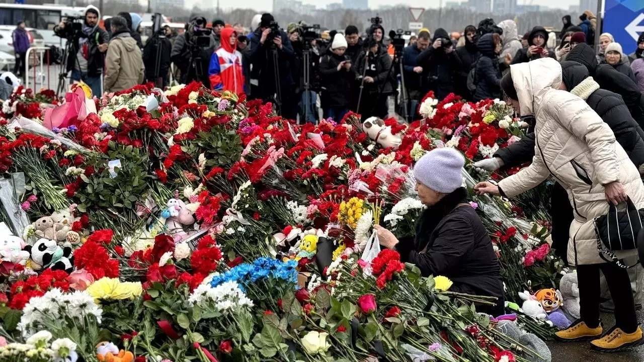 Жители Красногорска несут цветы к народному мемориалу возле «Крокус Сити Холла»