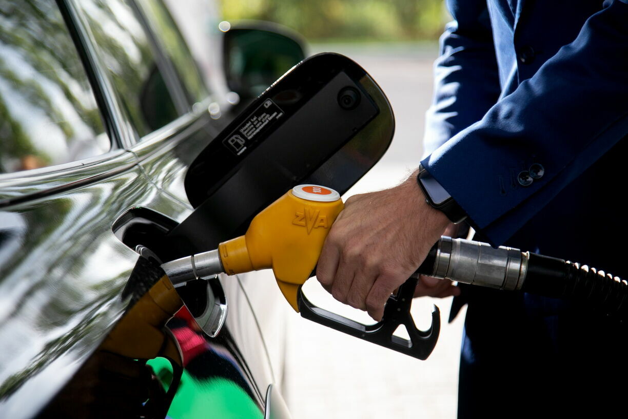 Розничные цены на бензин на заправках Москвы растут четвертую неделю подряд