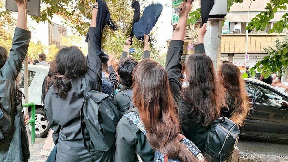 Al Arabia: по всему Ирану продолжаются загадочные отравления школьниц