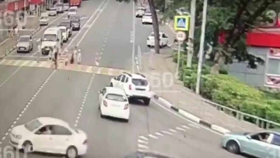 В Сочи автомобиль врезался в группу пешеходов на тротуаре (Видео)