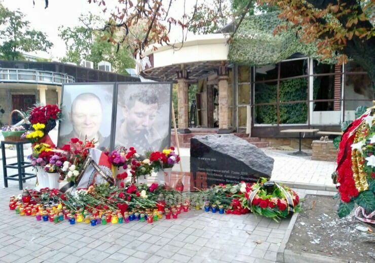 В Донецке установили памятник на месте гибели Захарченко