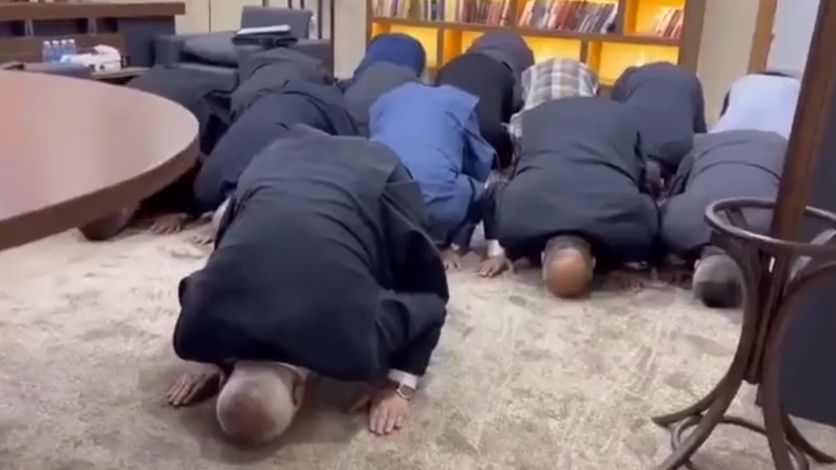 Лидер ХАМАС помолился Аллаху после просмотра новостей (ВИДЕО)