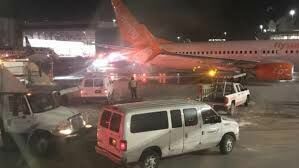 Пассажиры загоревшегося самолета отказались эвакуироваться без ручной клади