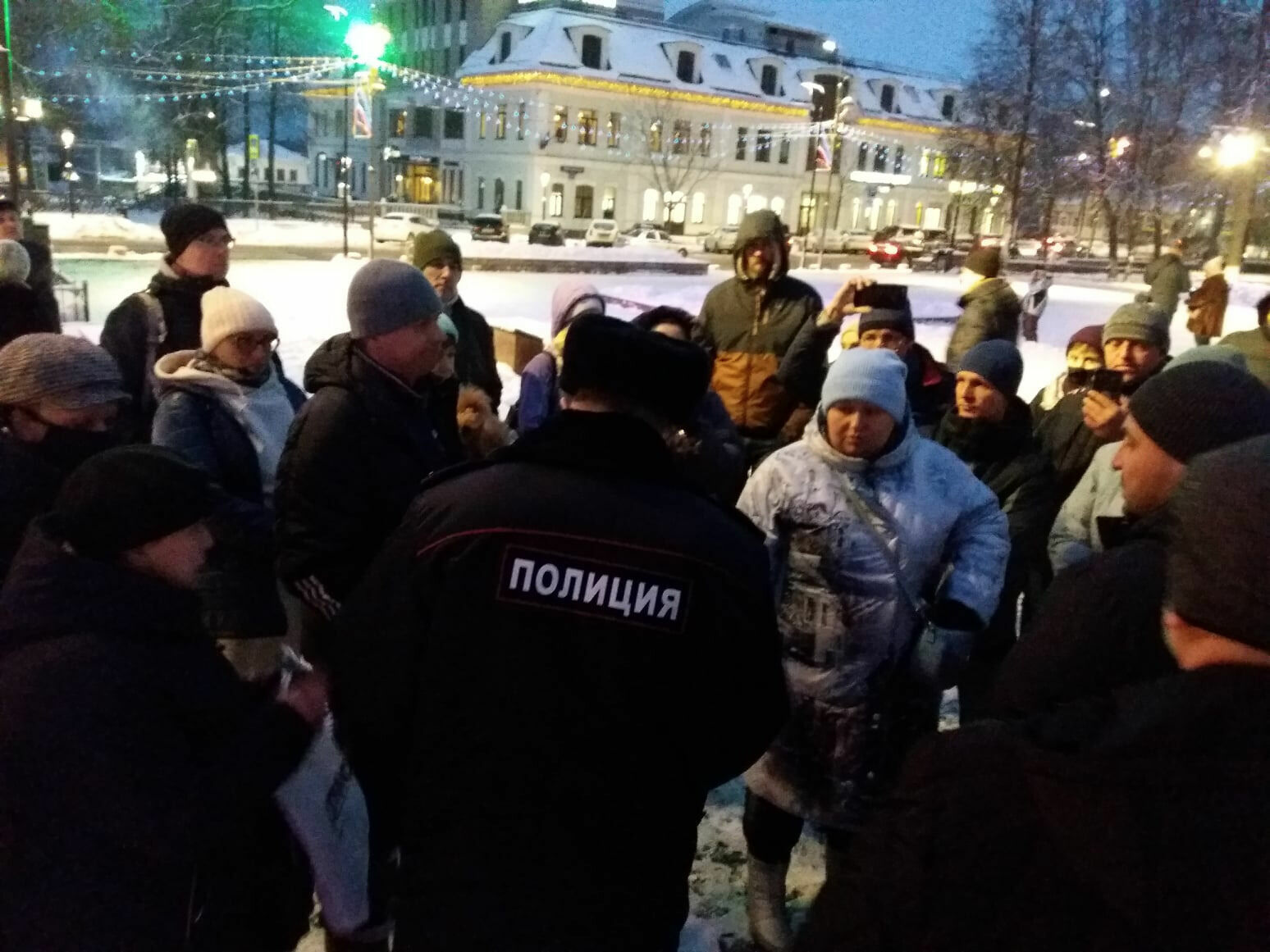 После демонтажа народных памятников звенигородцы вызвали полицию. Фото:  Максим Смирнов, Звенигород.