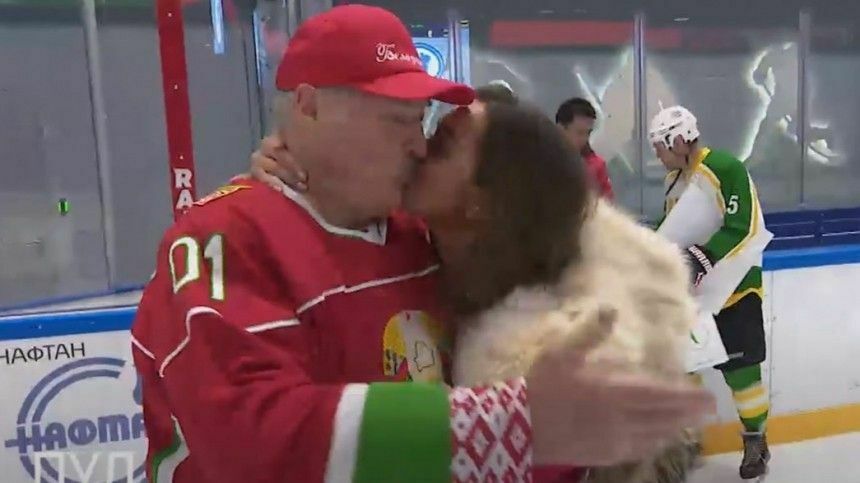 Любовь народа: Александр Лукашенко поцеловался с фанаткой