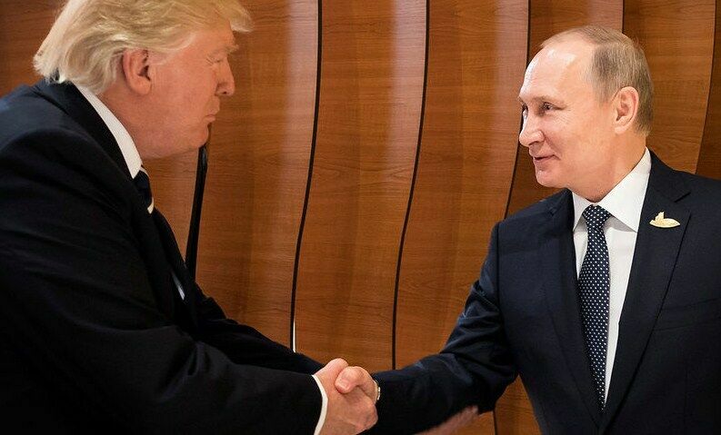 Эксперт рассказал, зачем Путин и Трамп пожали руки