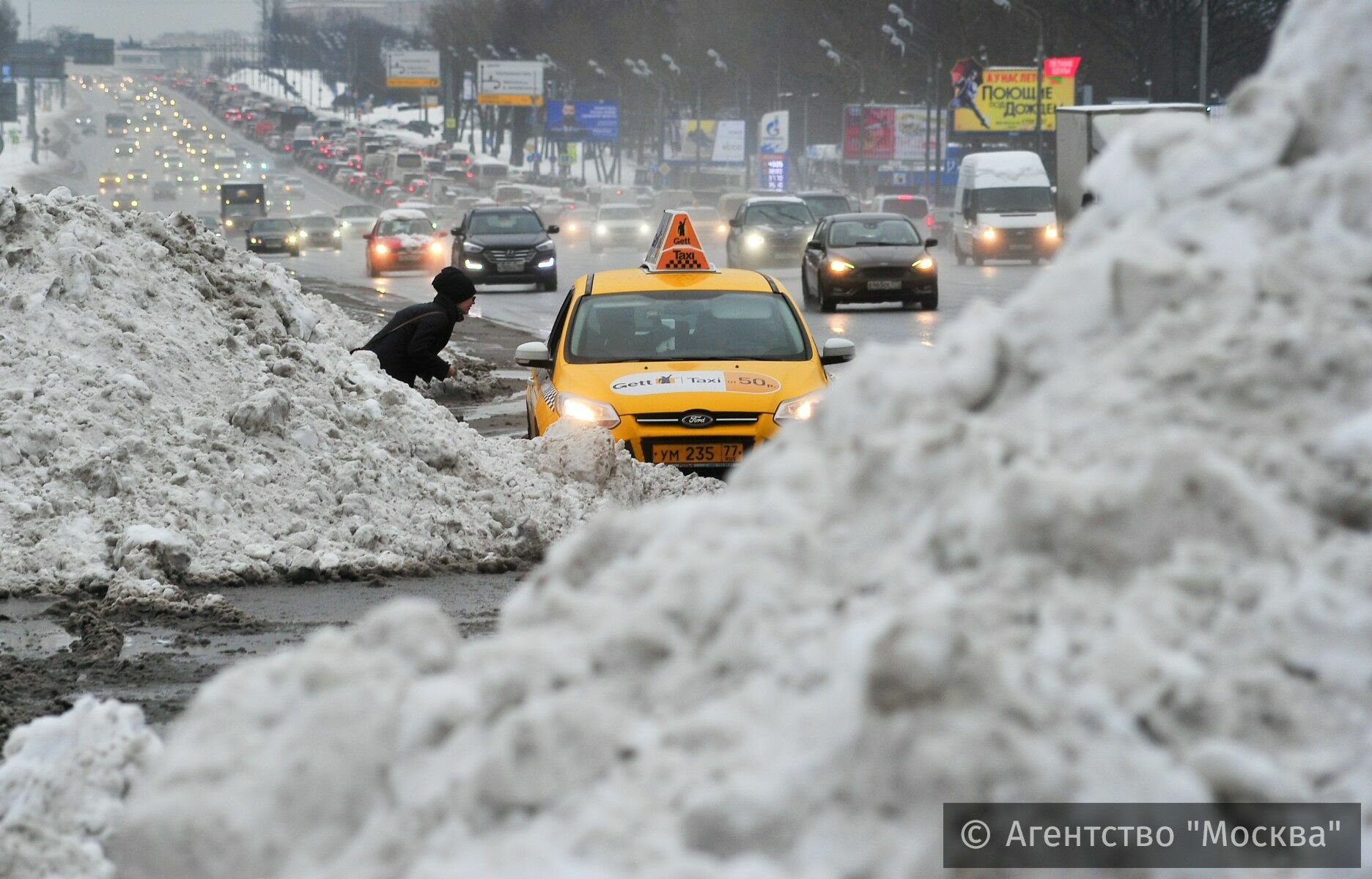 Власти попросили москвичей отказаться от поездок на личном транспорте из-за снегопада