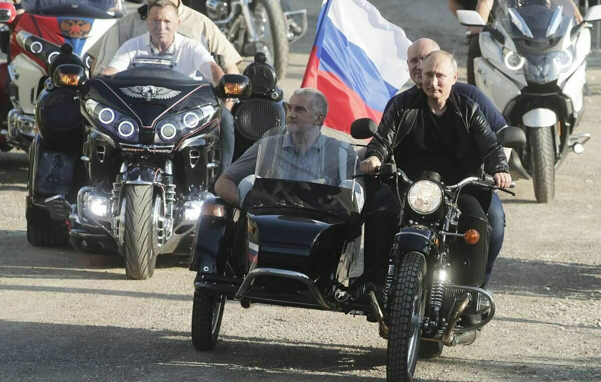В Севастополе Президент Путин вновь сел за руль мотоцикла