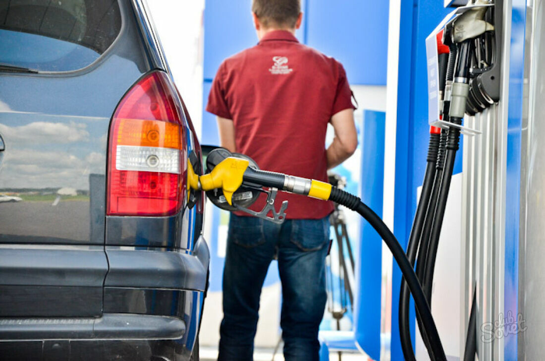 Россияне рассказали, кто виноват в росте цен на бензин