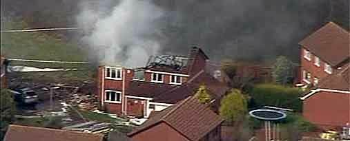 В Великобритании самолет упал на жилые дома (Фото)