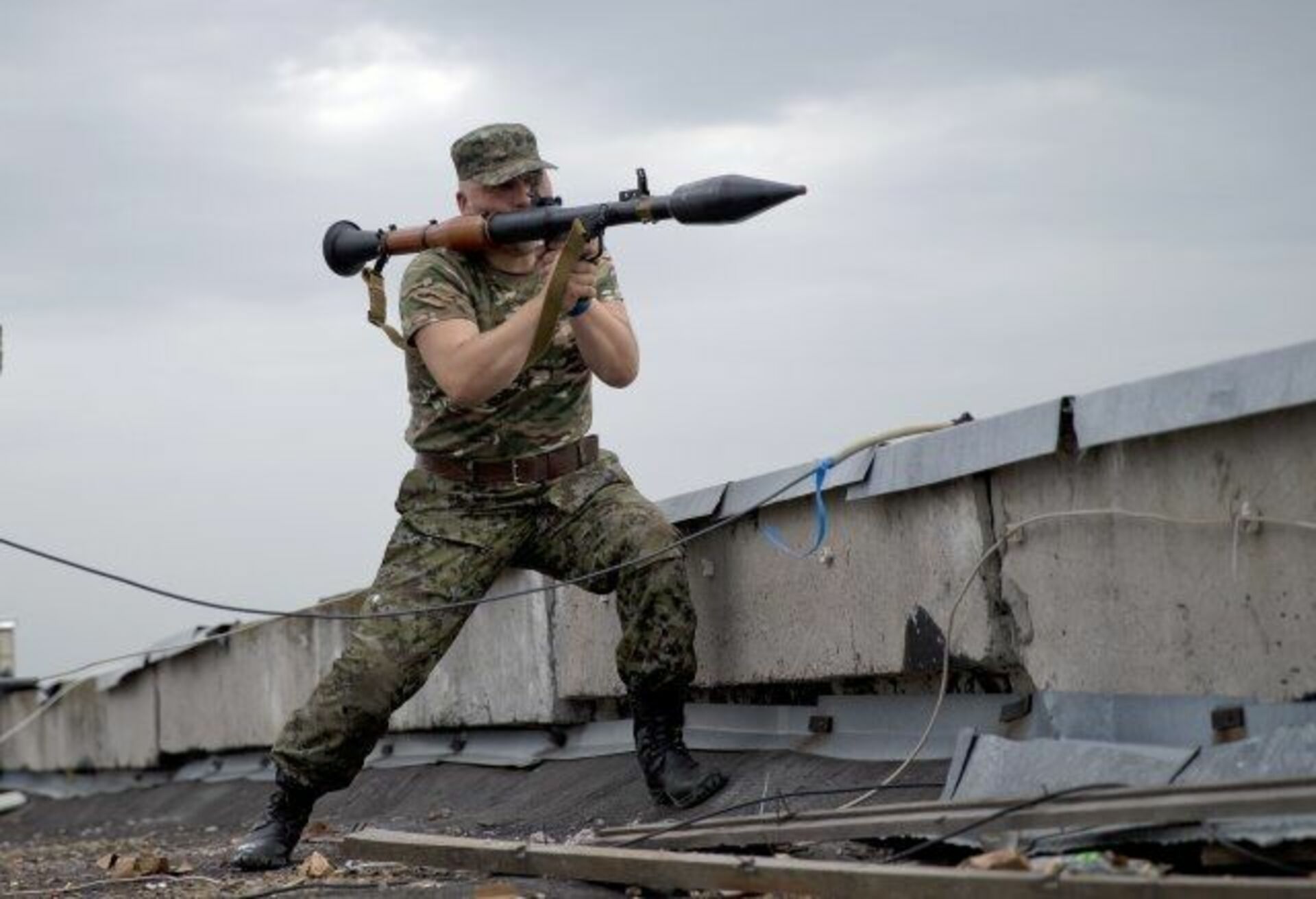 Человек с гранатометом. РПГ 7 на Донбассе. Солдат с РПГ. Солдат с гранатометом. Украинские военные стреляют.