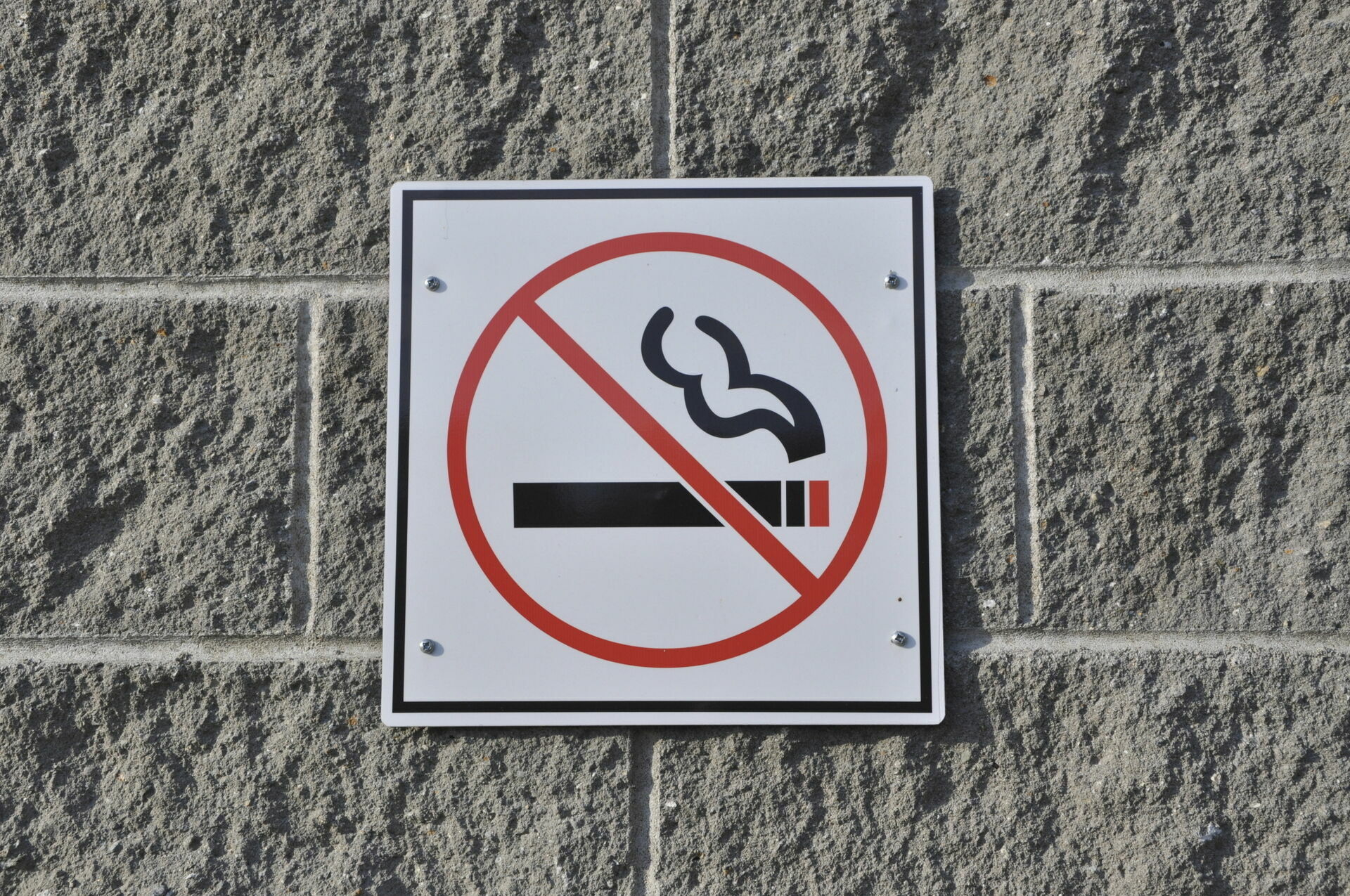 Минздрав поддержал законопроект о запрете курения около подъездов