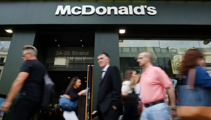 Посетители McDonald's в США нашли в своих бургерах червей