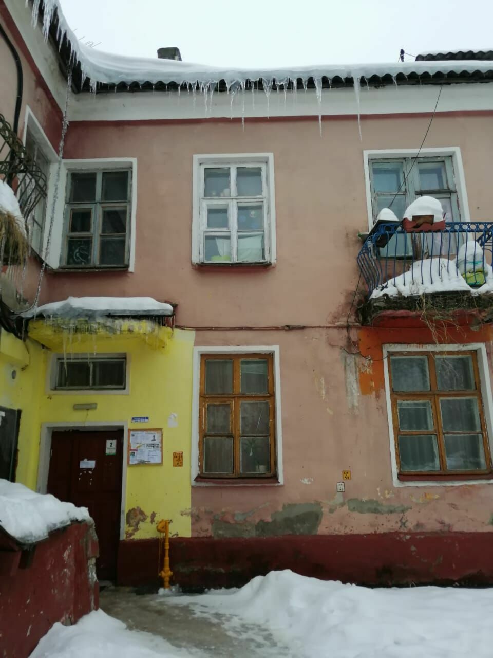 Наталья Володина проживает на втором этаже ветхого дома в однокомнатной квартире. Дорога, ведущая к дому - сплошной лёд. Ходить  по ней на костылях - значит всякий раз подвергать себя опасности.