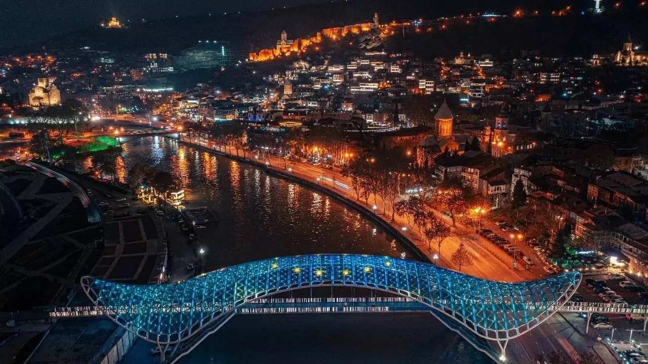 Мост мира в Тбилиси окрасился по-еврпейски