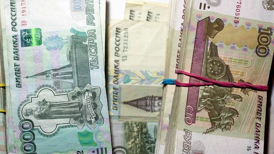 Объем наличных денег в обращении впервые превысил 17 трлн рублей