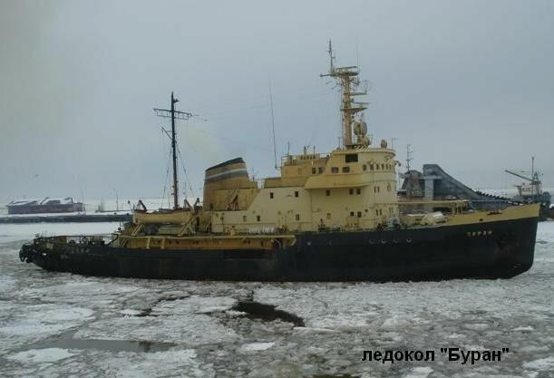 Ледокол и буксиры начали спасать Петербург от угрозы наводнения