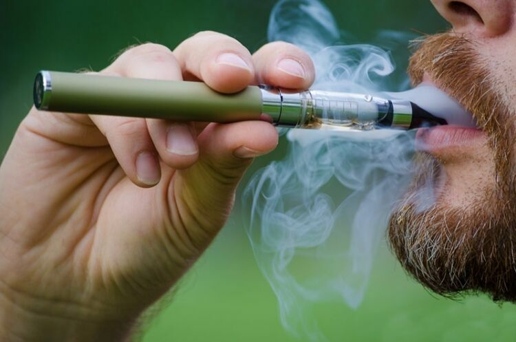 Медики доказали: курение электронных сигарет вредит здоровью