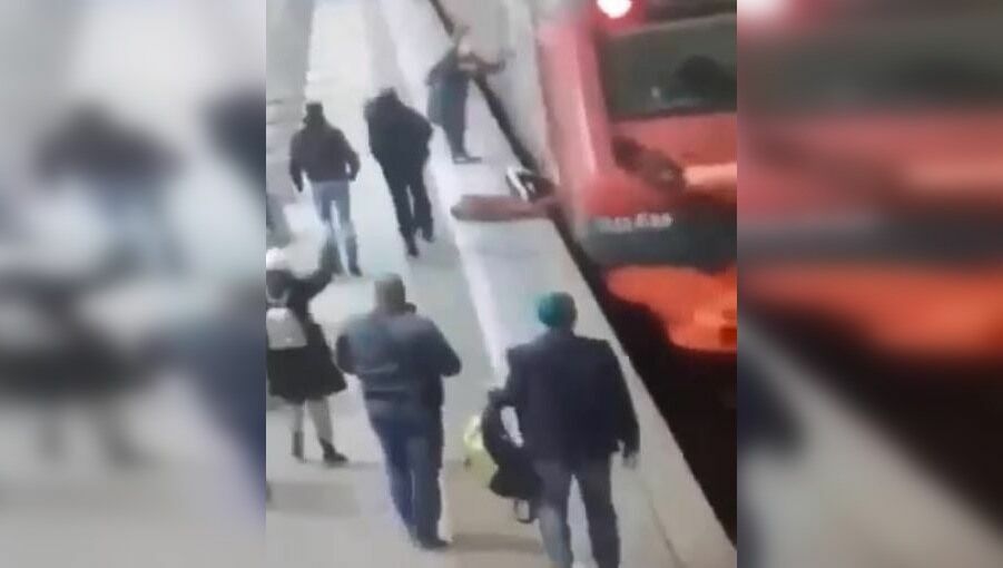 Видео дня: на Ярославском вокзале пассажирке зажало ногу в дверях электрички