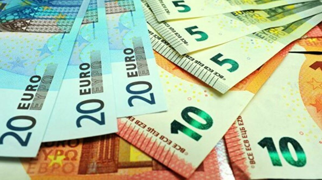 Курс евро на Мосбирже поднялся выше 127 рублей и обновил исторический максимум