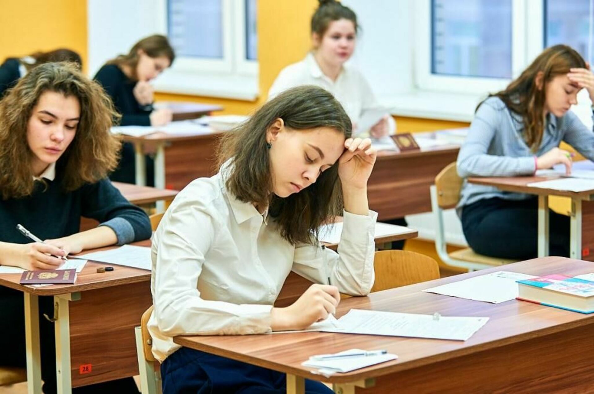 Экзамены 11 класс россия. ВПР 2022 осень. Ученик на экзамене. Класс с учениками. Старшеклассники в школе.