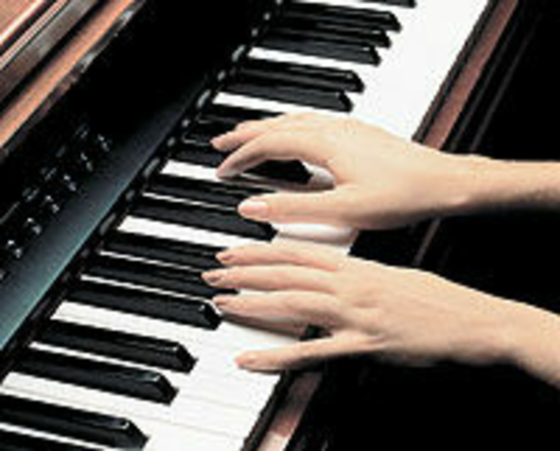 Игры пианино руками. Фортепиано. Игра на пианино. Красивые рука пианиста. Женские руки на рояле.
