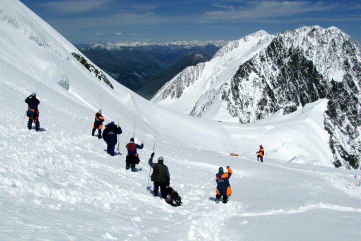 Поиск тел погибших на Алтае альпинистов отложили до лета