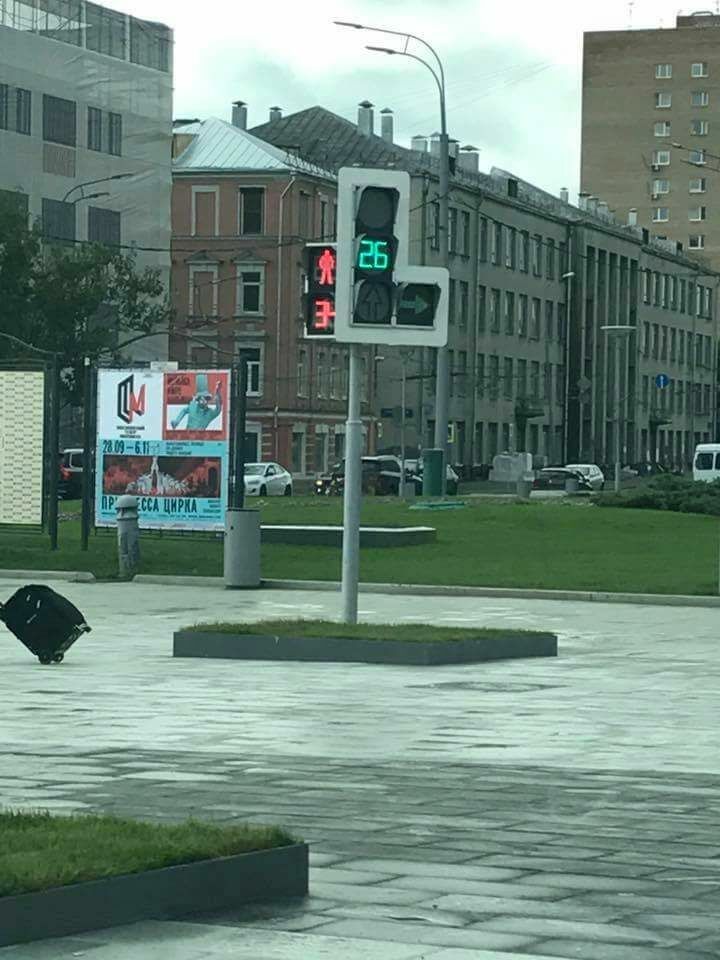 Светофор на Зубовской площади остался для потехи пешеходов