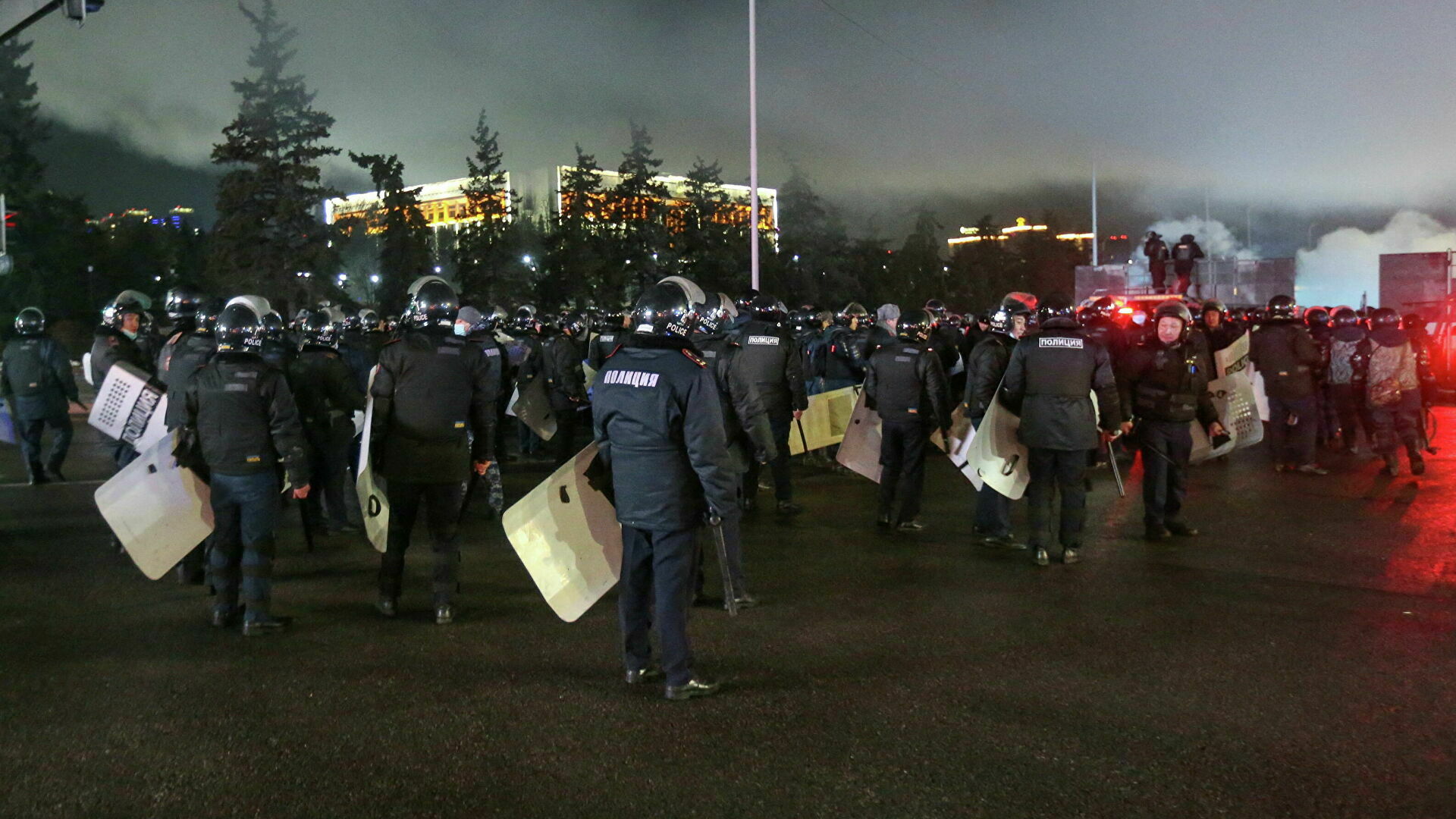 Силовики очистили от протестующих администрацию Жамбылской области Казахстана