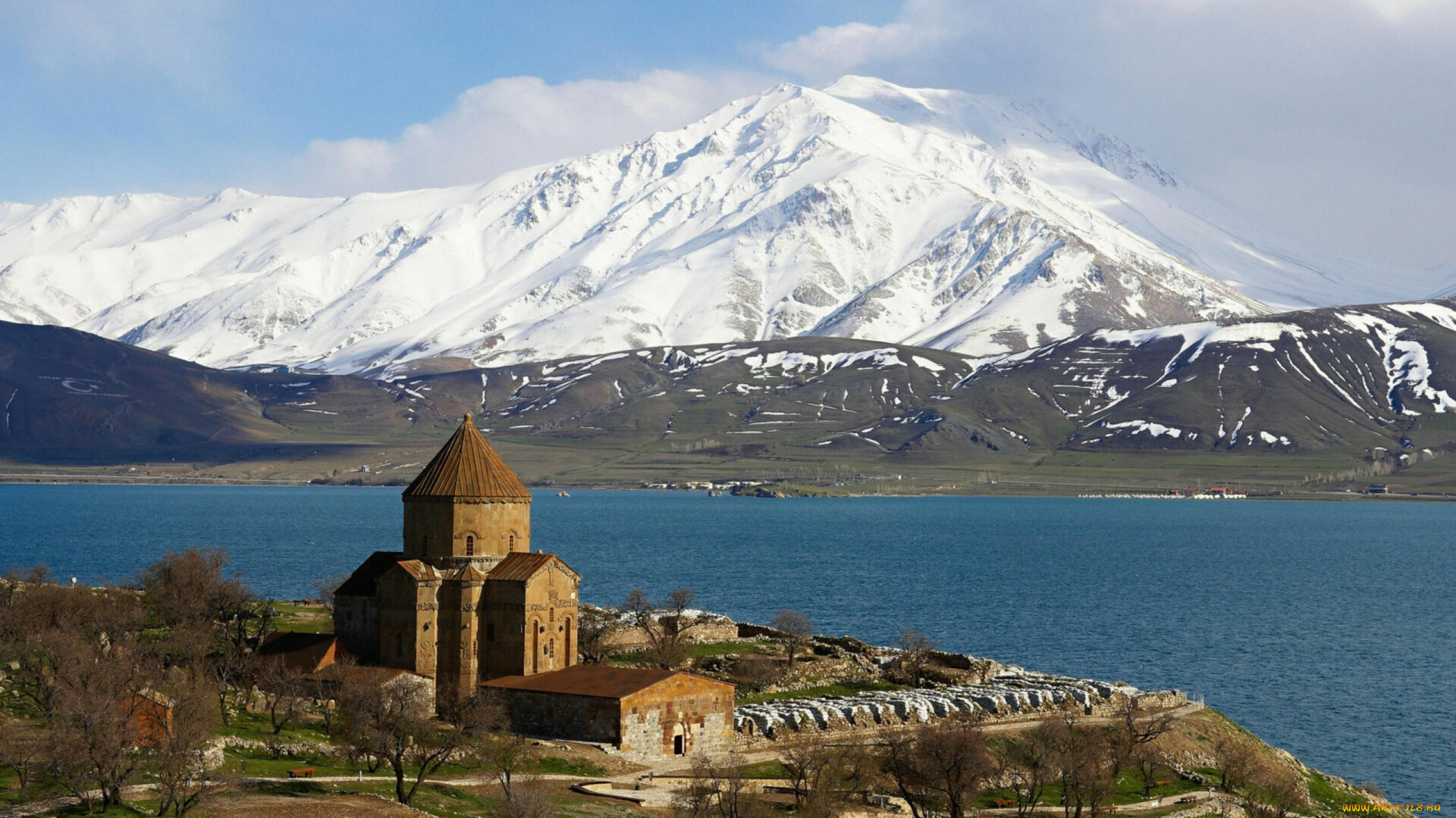В Армении гибнет самое большое озеро на Кавказе – Севан