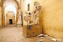 Студент сломал статую XIX века в Милане, пока делал «селфи»