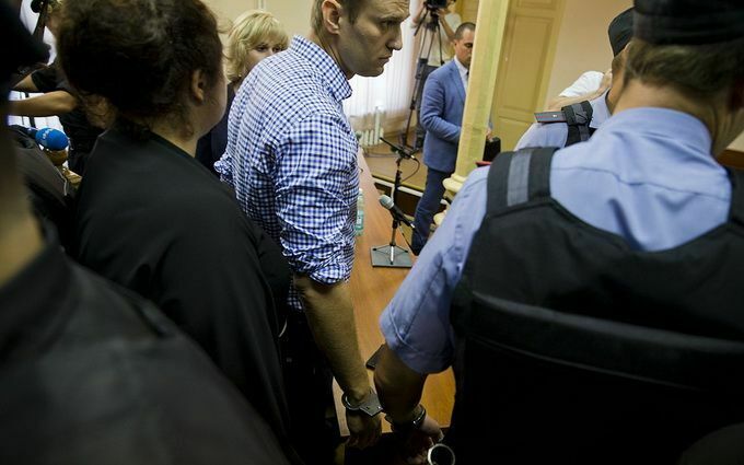 Врач  Алексея Навального считает, что политику отказывают в лечении