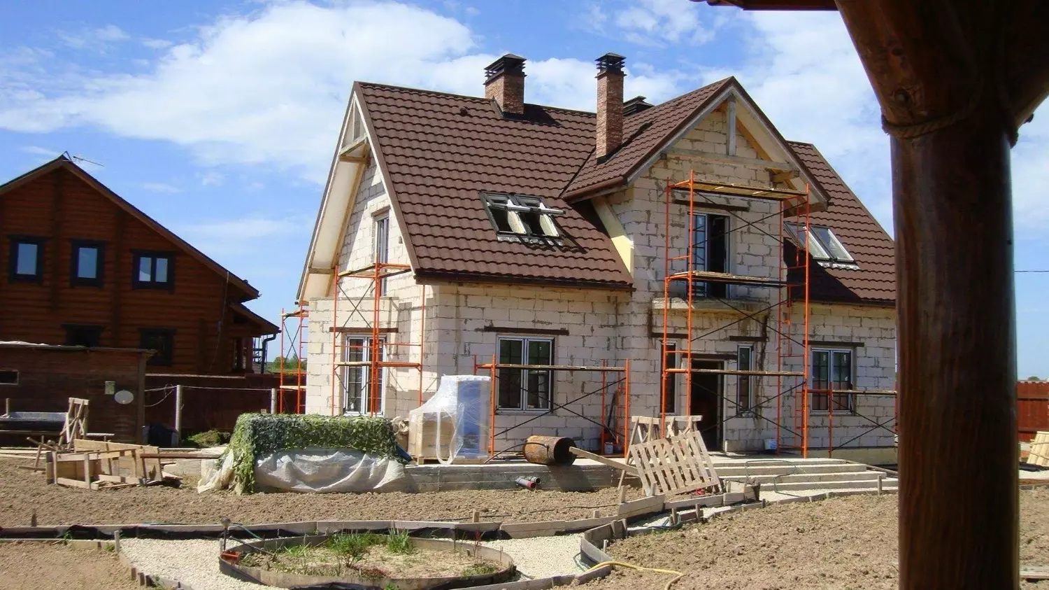 Вместо покупки квартиры россияне предпочитают строительство частного дома