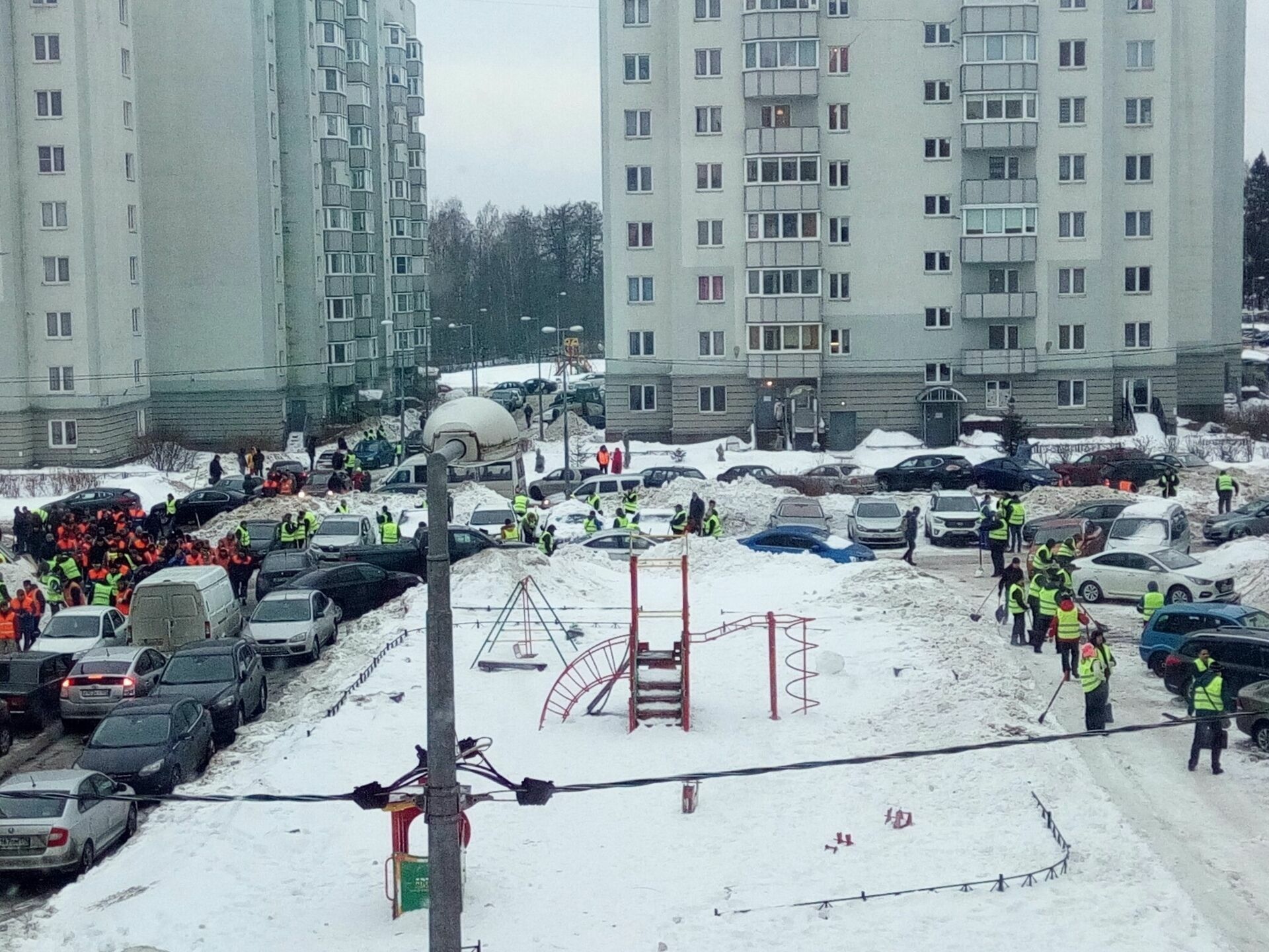 Власти Петербурга вывели на уборку снега бюджетников