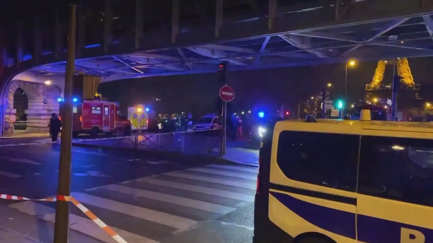Теракт в Париже: исламист с ножом и молотком напал на туристов у Эйфелевой башни