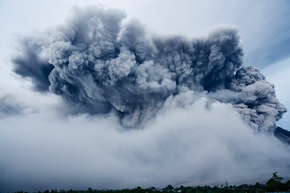 На Камчатке след от пепла из Ключевского вулкана протянулся на 200 км