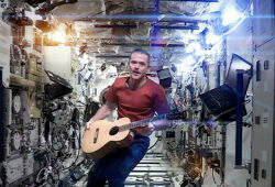 Командир МКС снял прощальный музыкальный видеоклип в космосе