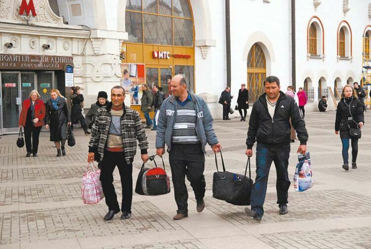 Трудовые мигранты массово уезжают из РФ - из-за курса рубля и новых правил сдачи тестов