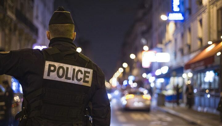 Вооруженный мужчина взял в заложники семерых человек в Париже