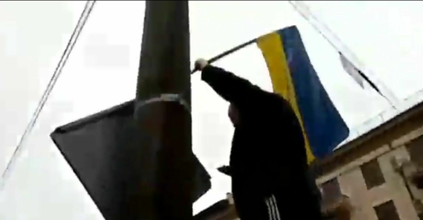 В городах Украины снимают украинские флаги