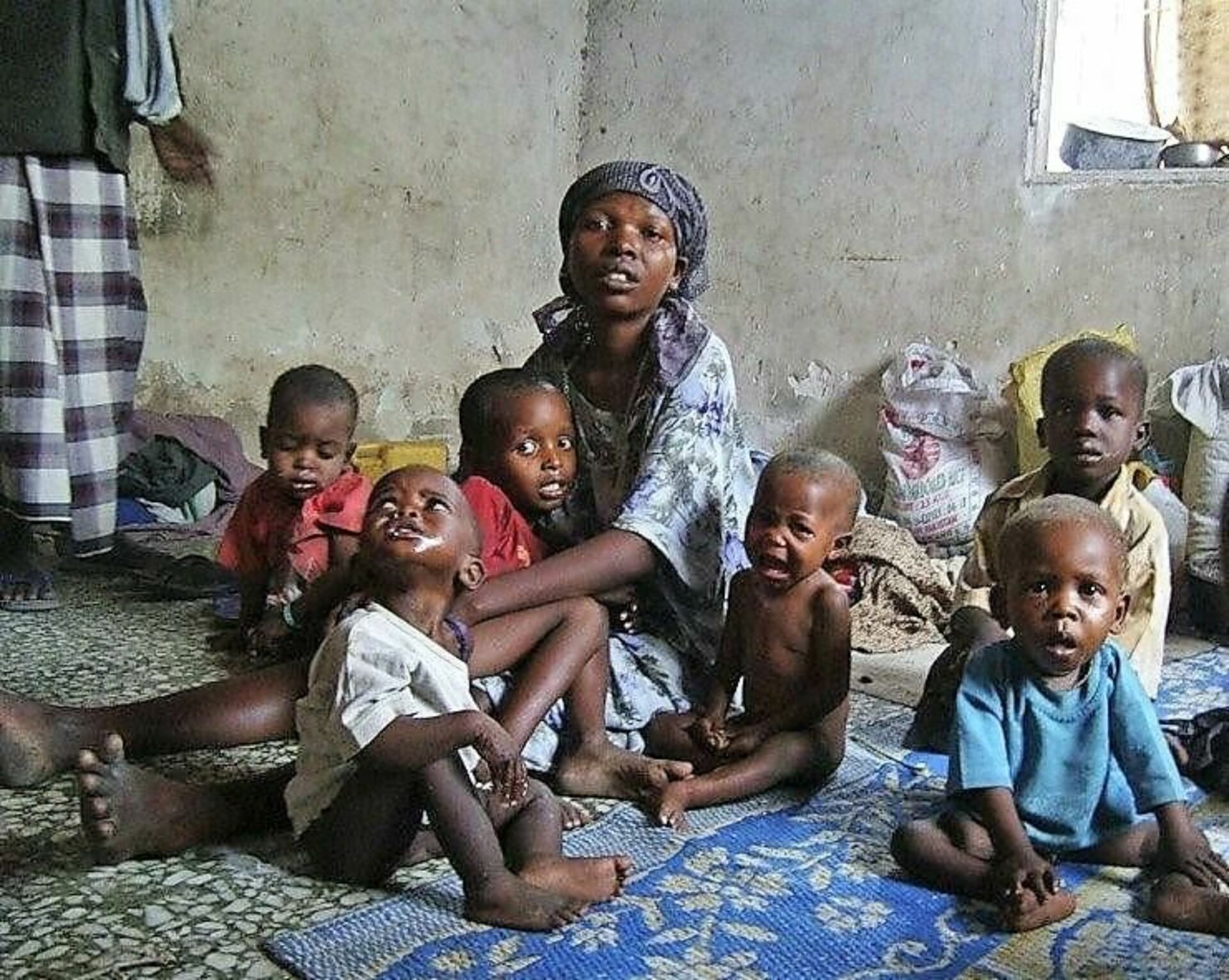 Бедные дети африки. Голодающие дети Африки 2018. Голодающие дети Сомали. Голодные дети Африки Африки бедные.