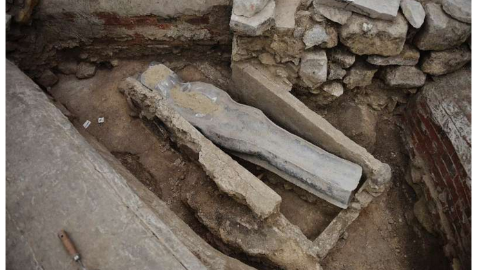 При реставрации Нотр-Дама найден свинцовый саркофаг с телом
