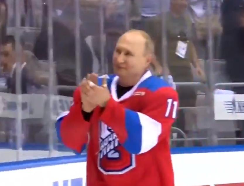 На матче НХЛ Путин упал, отвлекшись на приветствия болельщикам (ВИДЕО)
