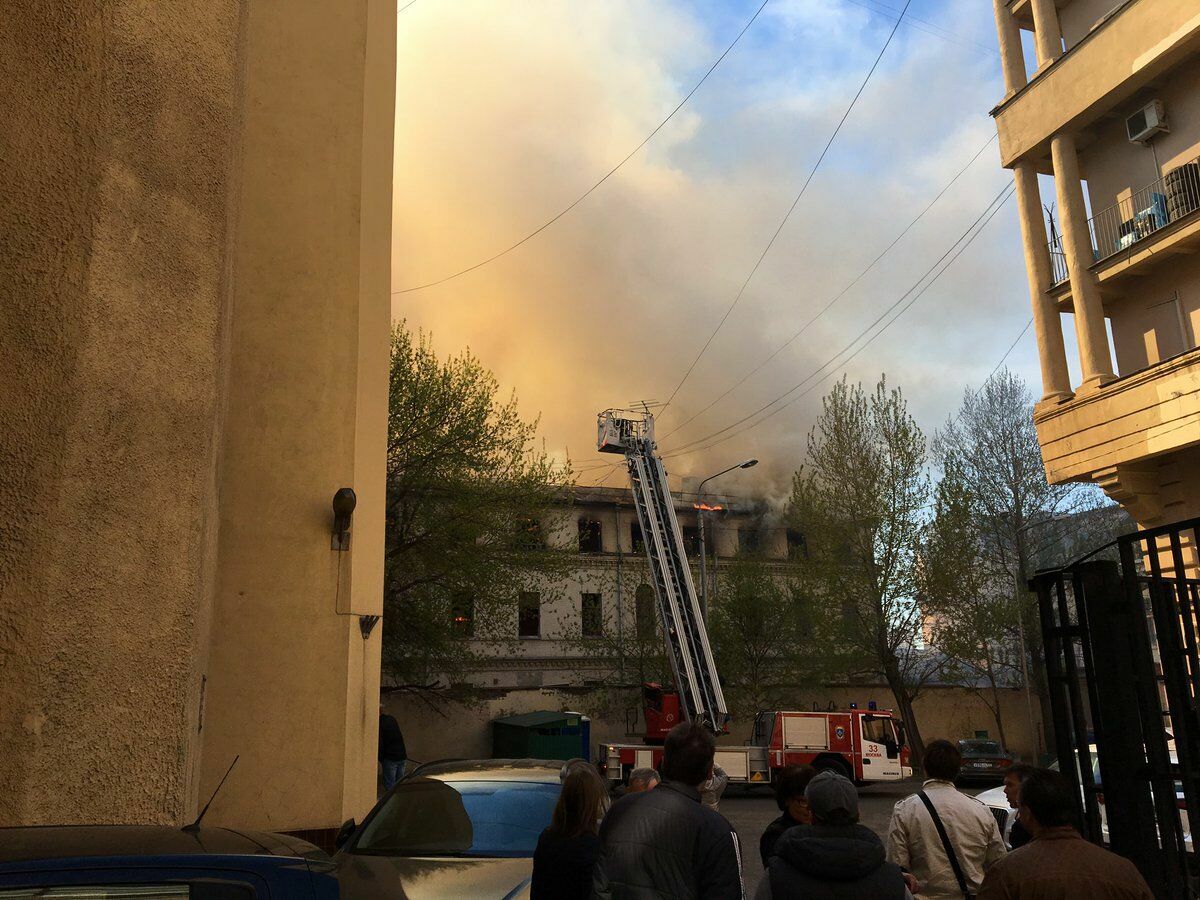 Площадь пожара в центре Москвы достигла 3 тысяч кв. метров