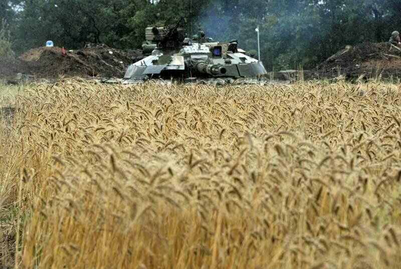 Волгоградский фермер, чье поле уничтожили танки, судится с Минобороны