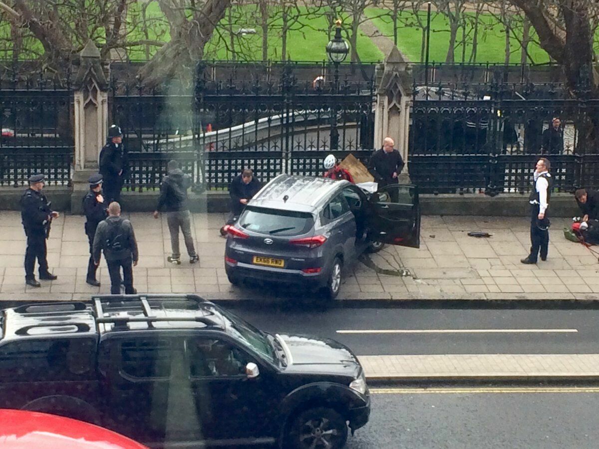 Неизвестный открыл стрельбу у здания Британского парламента