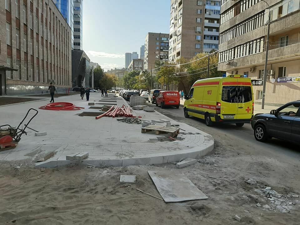 ФотКа дня: улицы в Москве сузили так, что «скорой помощи» не проехать