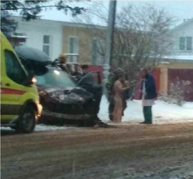 Обнаженный водитель на Lexus разнес парковку в Костроме