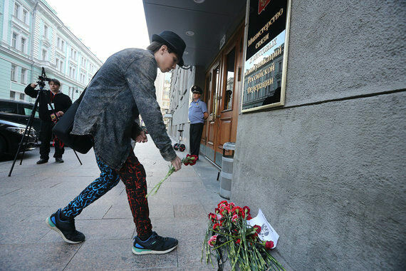 Московская полиция задержала подростка, возлагавшего цветы у Минкомсвязи